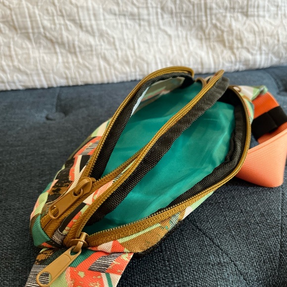 KAVU belly pack Fanny pack belt bag LIKE NEW CONDITION! - Picture 4 of 4